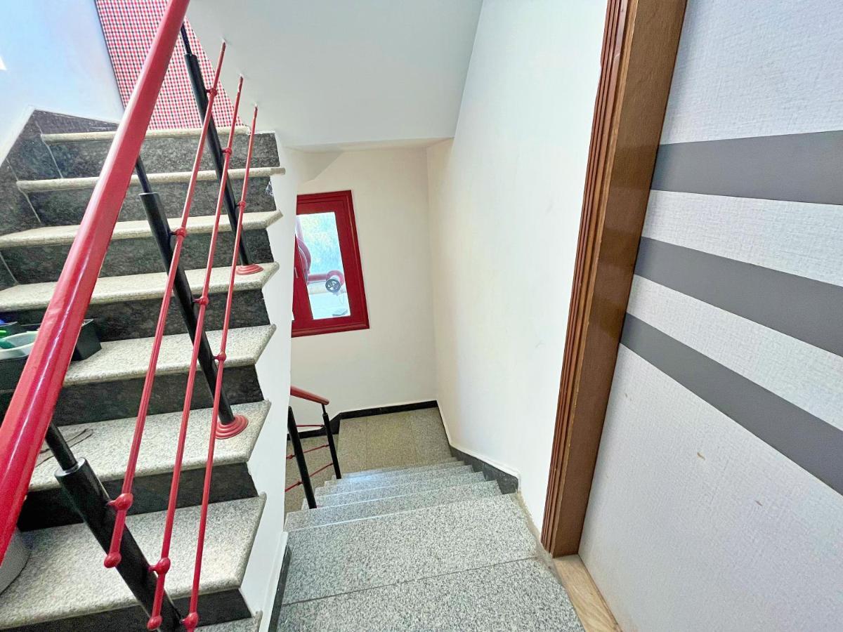 Red Rose - With Kitchenette * New Delhi