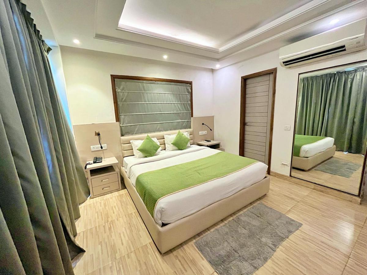 Red Rose - With Kitchenette * New Delhi