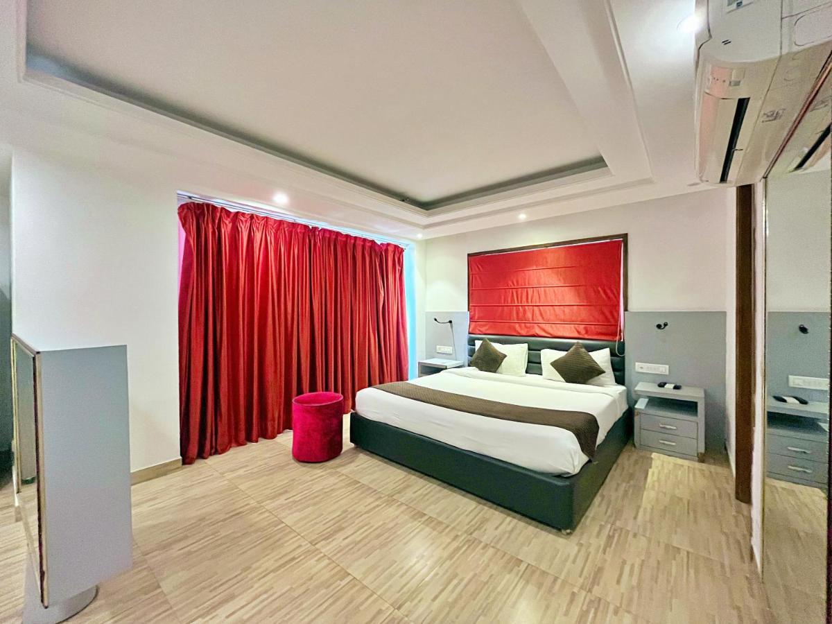 Red Rose - With Kitchenette