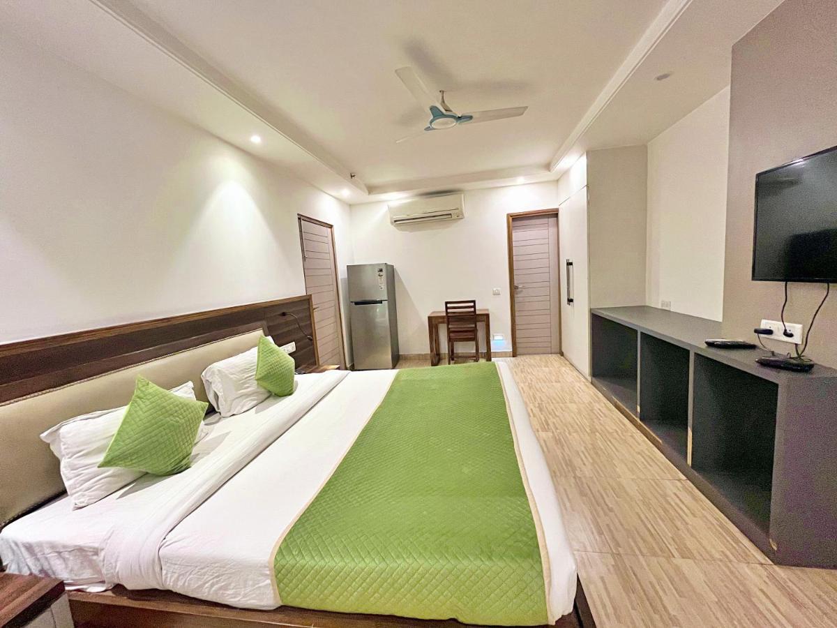 Red Rose - With Kitchenette Homestay New Delhi